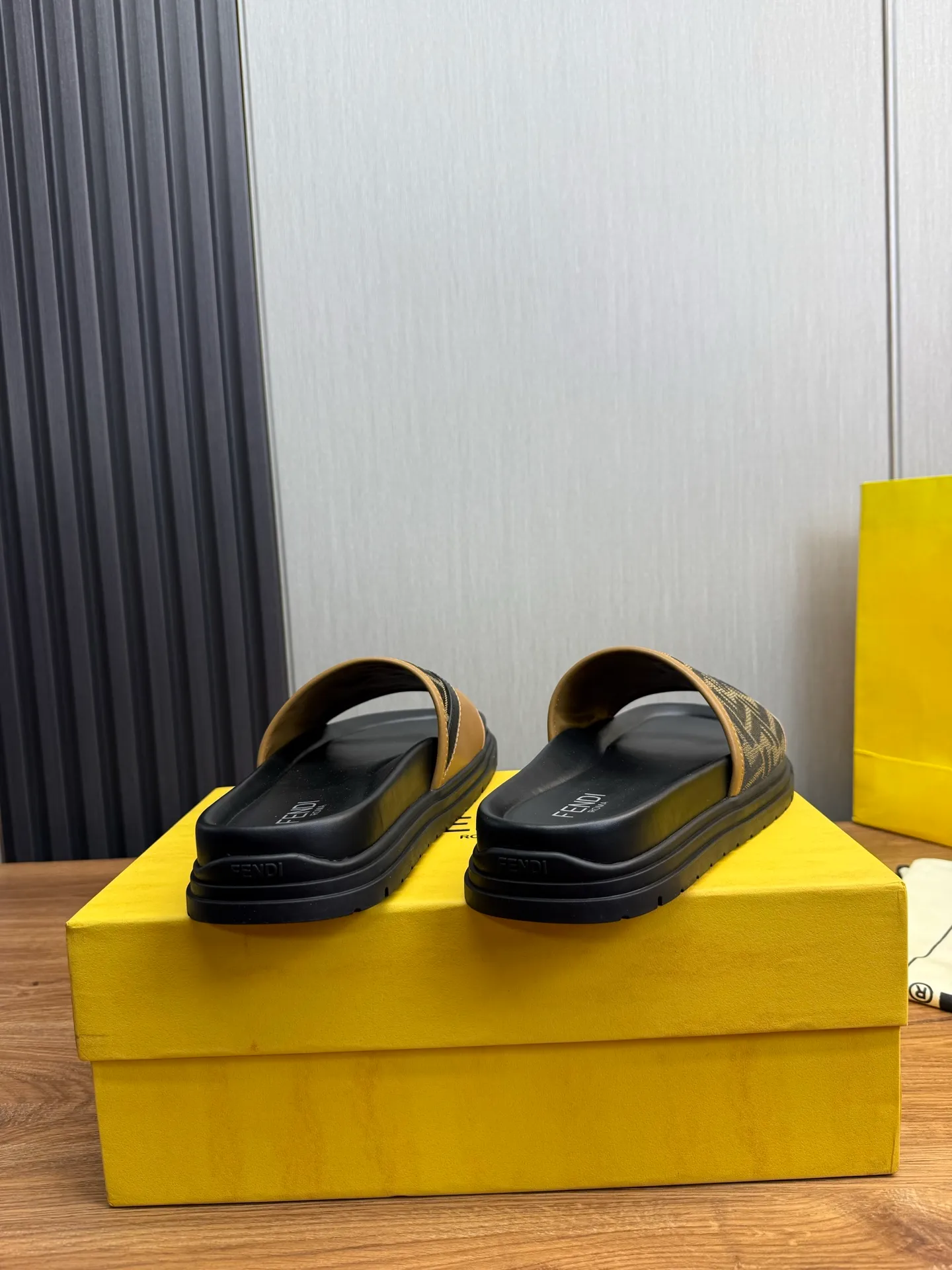 Men's shoes 💰400💰 Fendi men's slippers, made one to one on the FENDI official website, sizes 38-45 45 46 🉑️Customized!